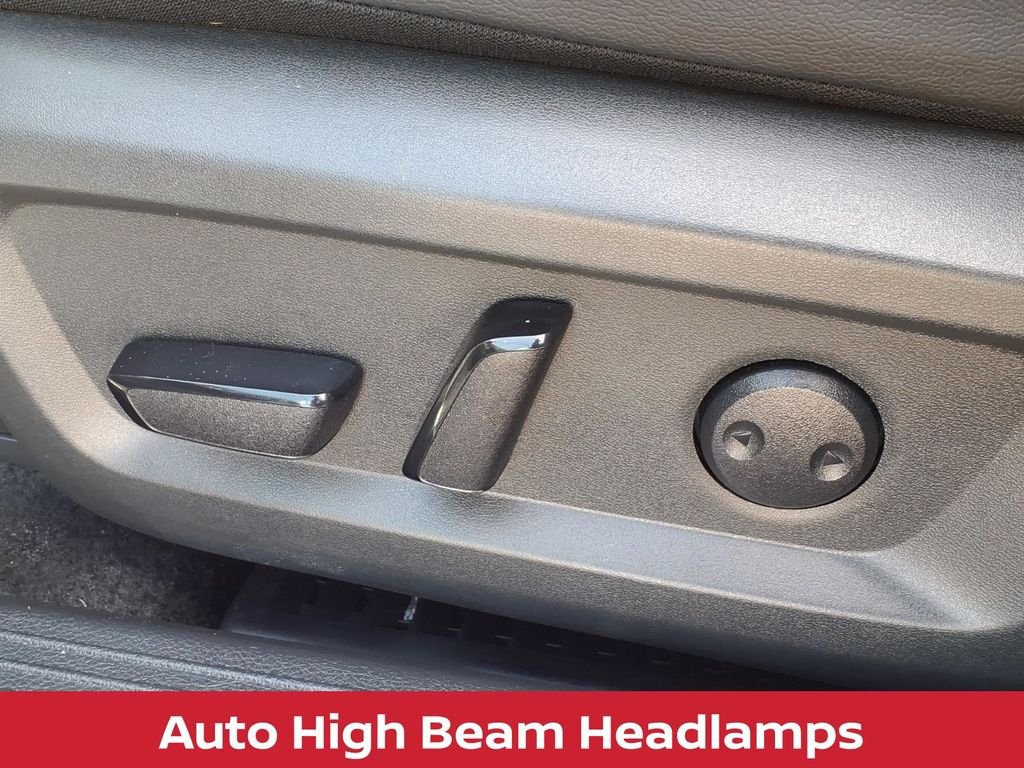 Used 2023 Pearl White Nissan SL premium w/heated leather seats & pano roof image 5