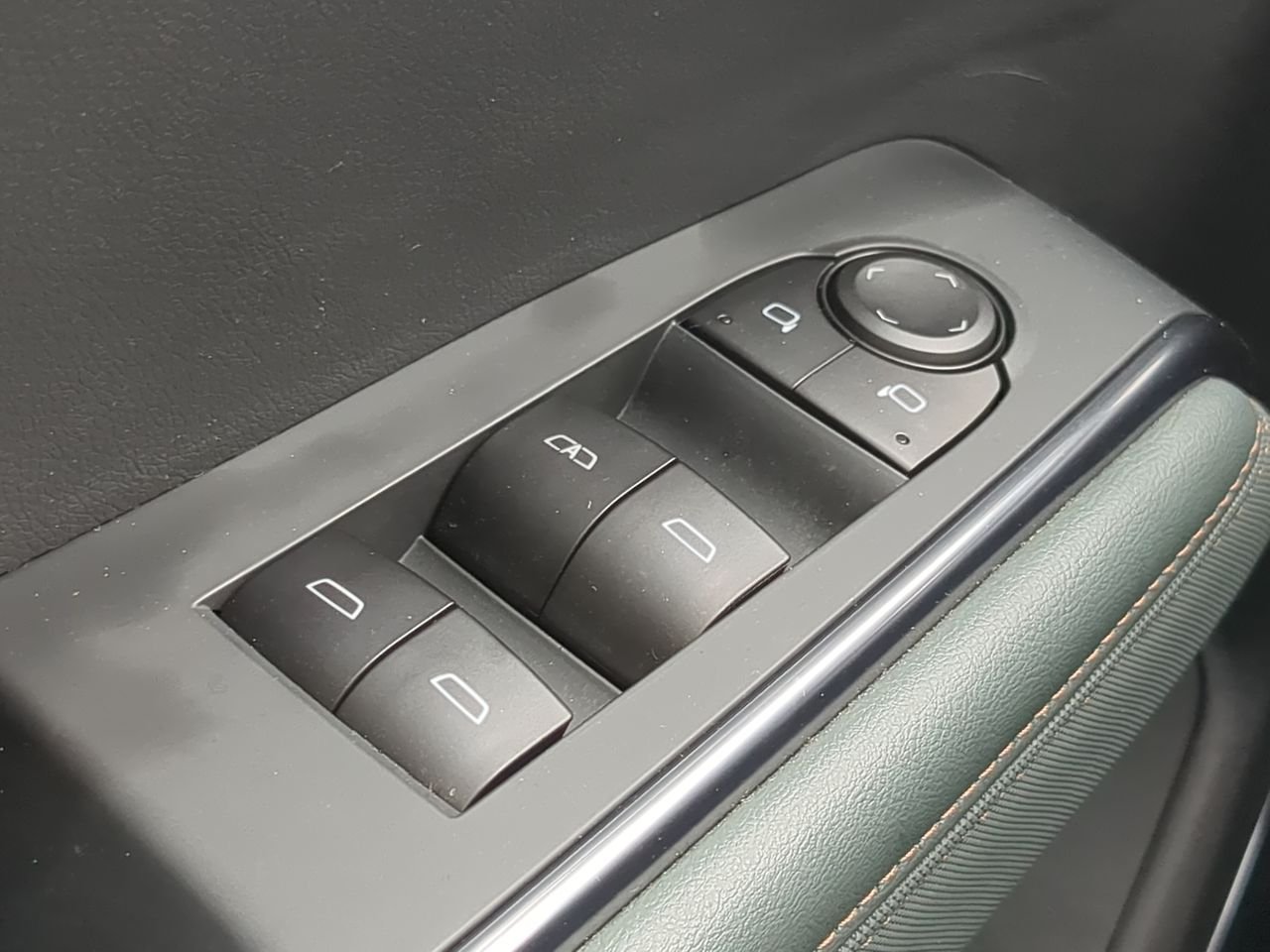 Used 2025 Sterling Metallic GMC AT4 image 55