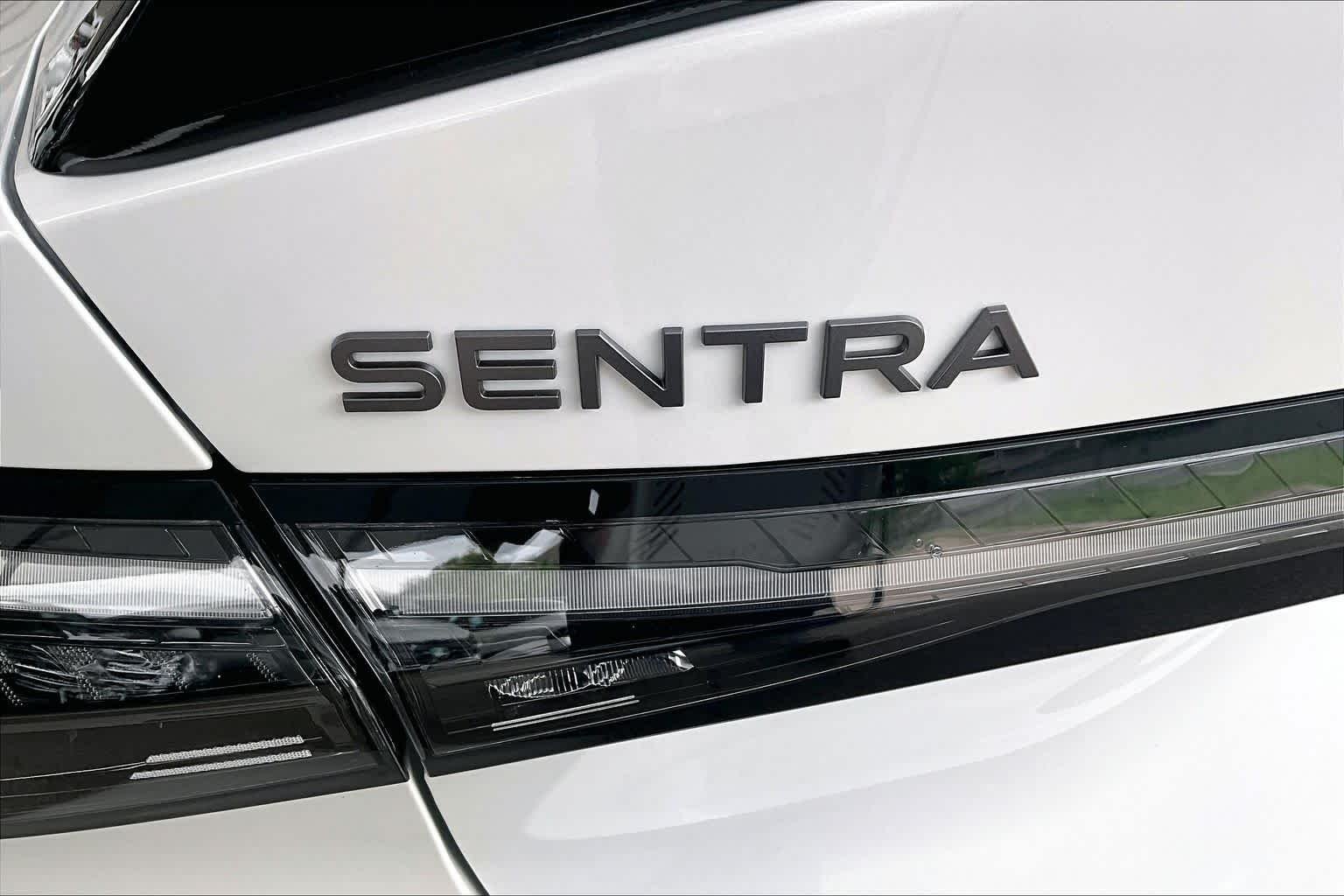 New 2026 Aspen White TriCoat / Super Black Two-tone Nissan SR image 8