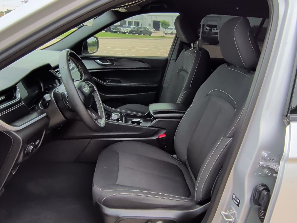 Used 2025 Silver Jeep Laredo image 12