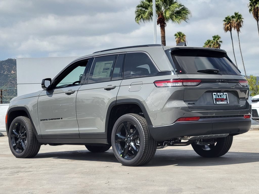 2027 Jeep Grand Cherokee photo 2