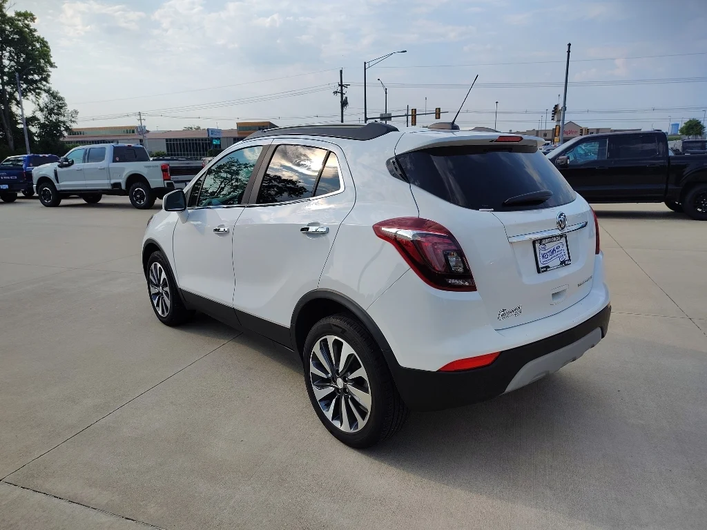 Used 2021 Summit White Buick Preferred image 5