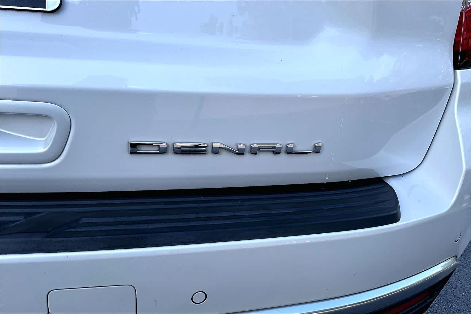 Used 2022 White Frost Tricoat GMC Denali image 10