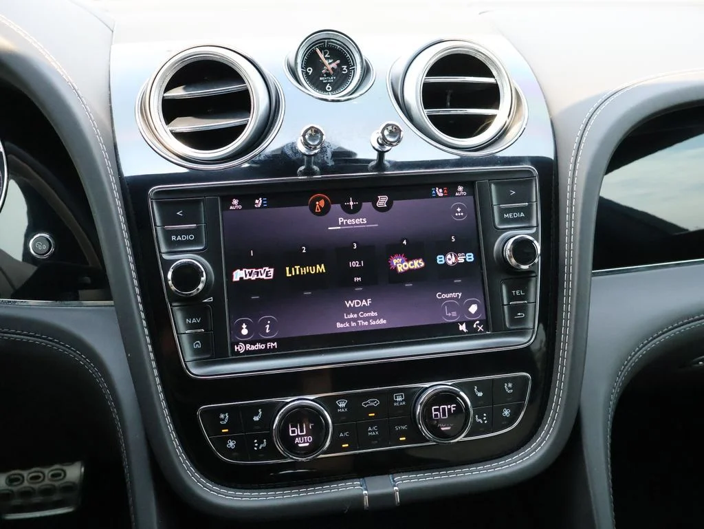 Used 2018 Glacier White Bentley W12 image 22