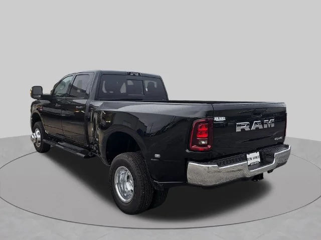 New 2026 Diamond Black Crystal Pearl-Coat Exterior Paint RAM Tradesman image 3