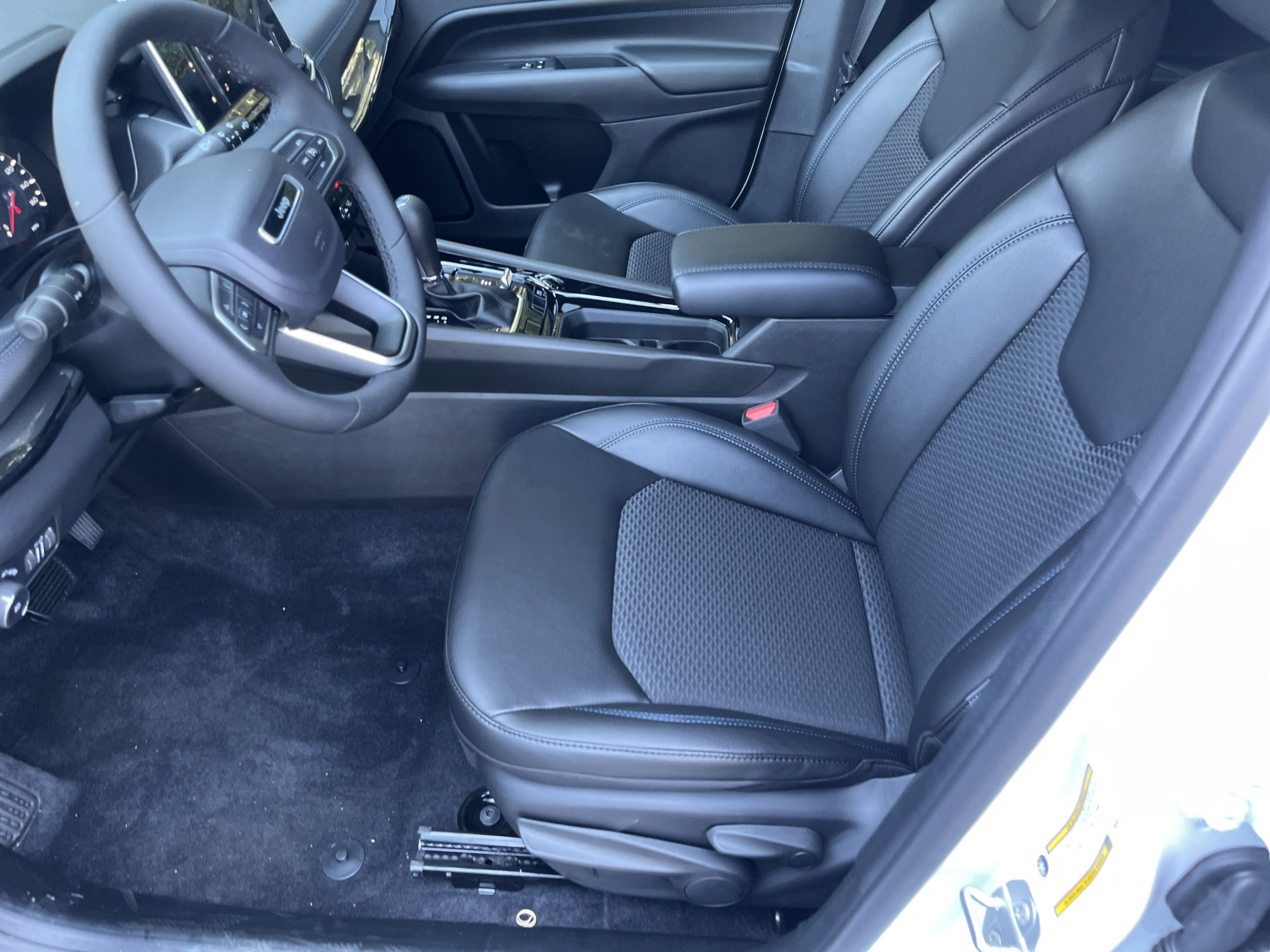 New 2026 Bright White Clearcoat Jeep Latitude Altitude image 10