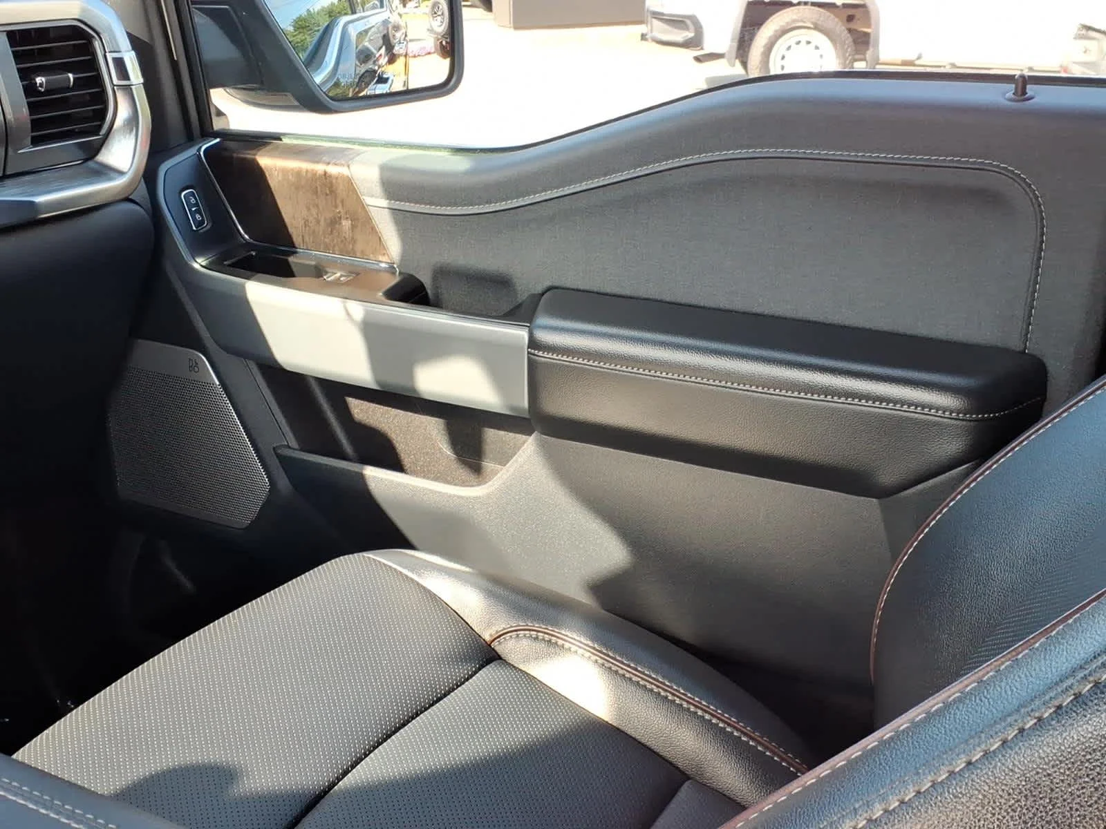 Used 2023 Agate Black Ford LARIAT image 17
