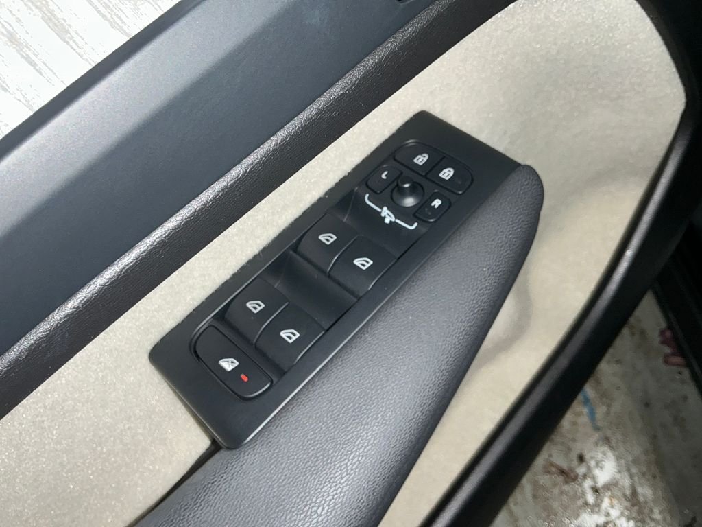 Used 2023 Black Volvo B5 Plus Dark Theme image 16