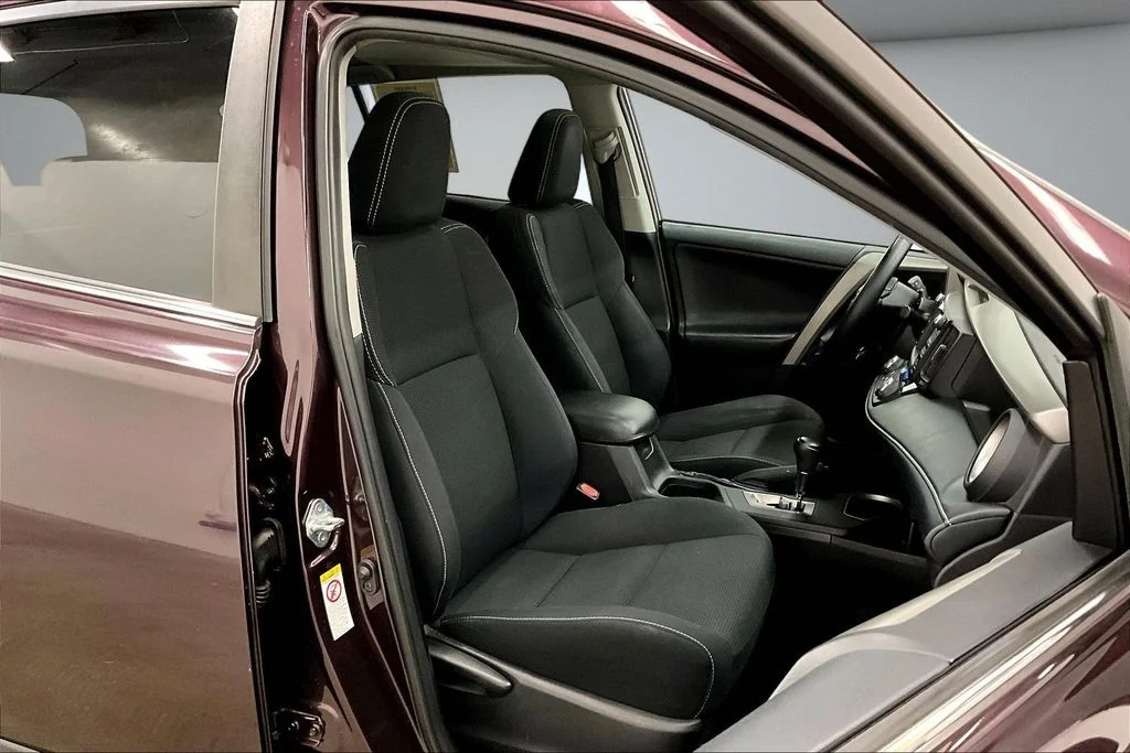Used 2018 Black Toyota XLE image 30