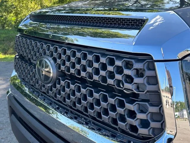 Used 2018 Gray Toyota SR5 image 12