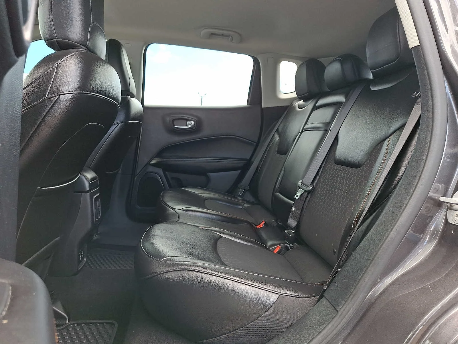 Used 2020 Granite Crystal Clearcoat Metallic Jeep Latitude image 10