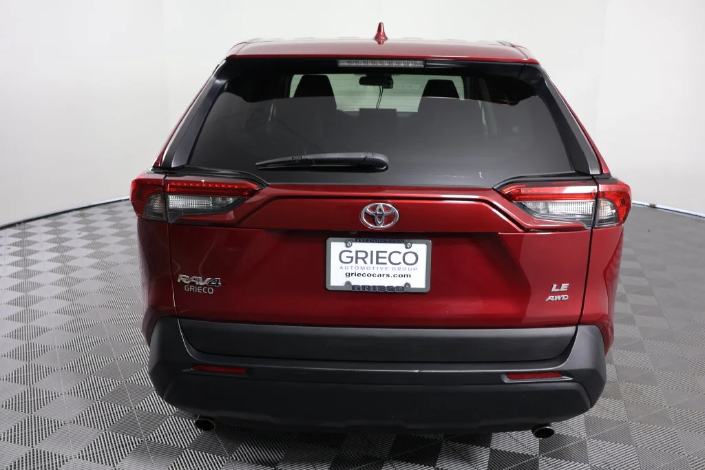 Used 2022 Pearl Toyota LE image 7