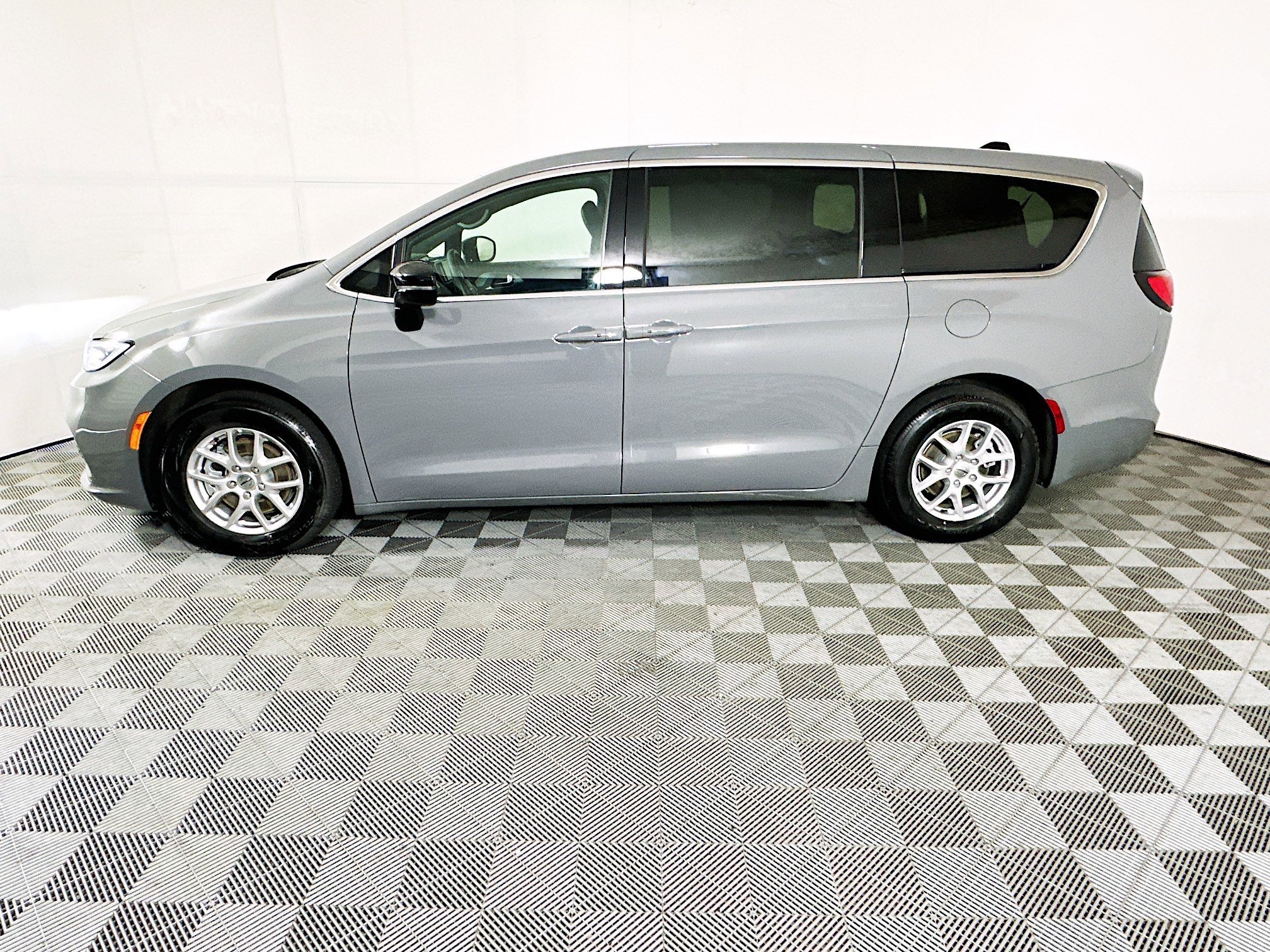 2025 Chrysler Pacifica thumbnail 8