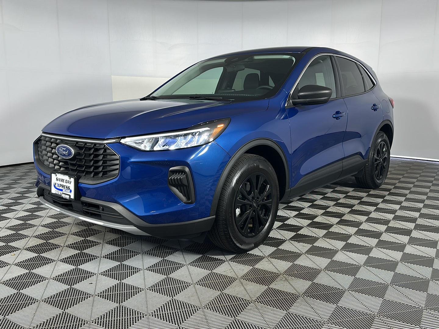 Used 2023 Atlas Blue Ford Active image 3