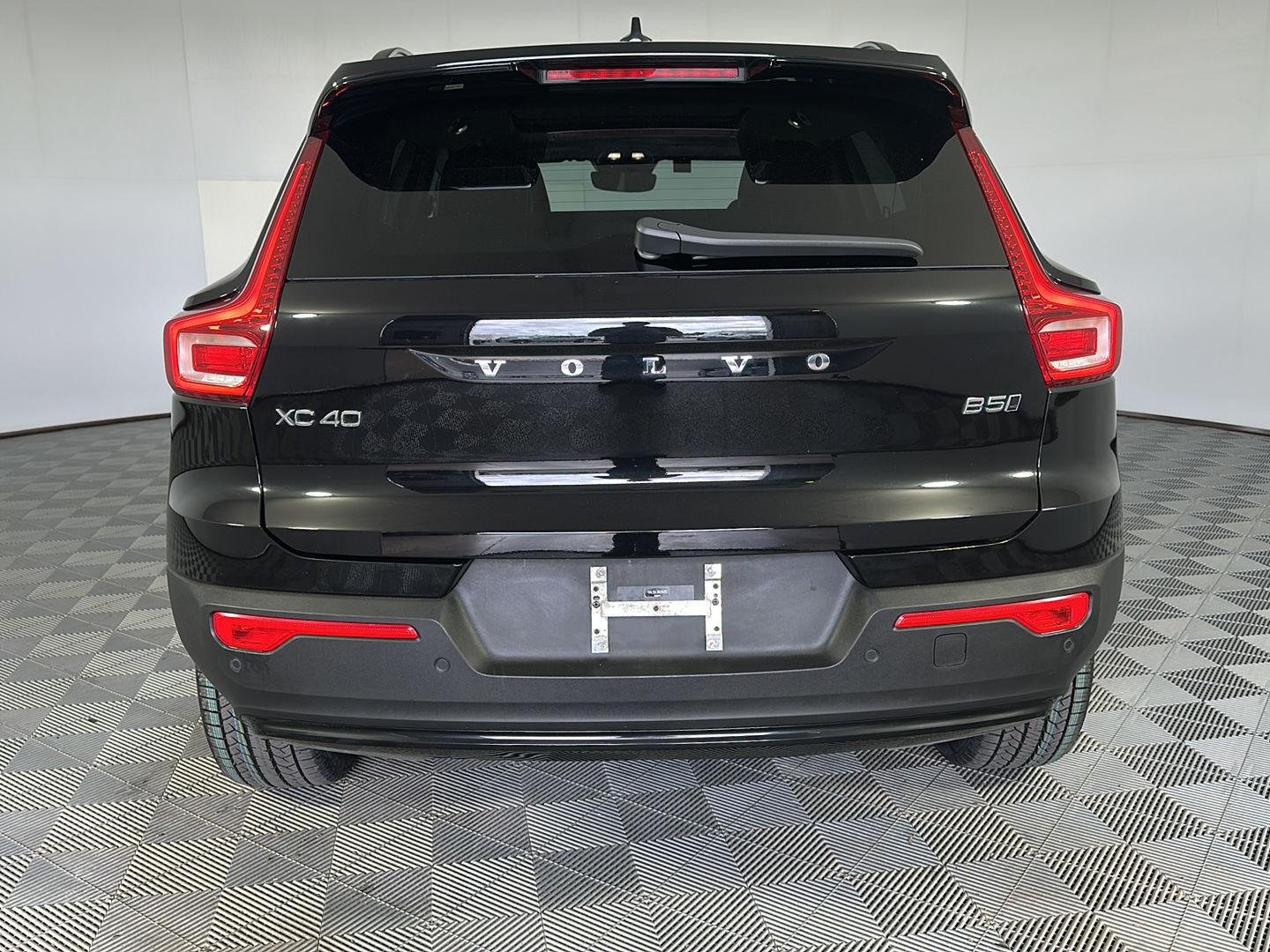 Used 2024 Onyx Black Metallic Volvo Plus Dark Theme image 6