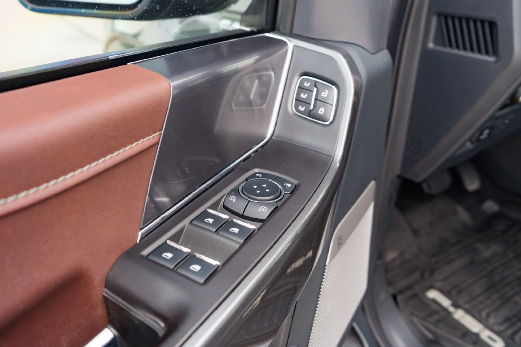 Used 2023 Gray Ford Lariat image 19