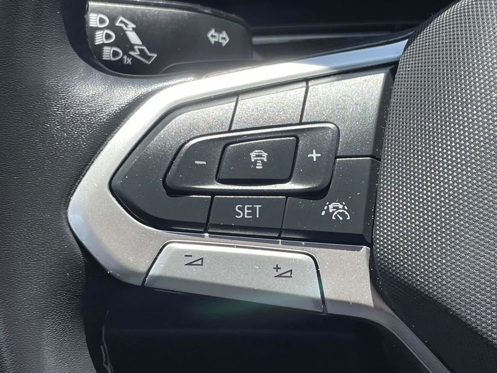 Used 2025  Volkswagen 2.0T SE w/Technology image 31
