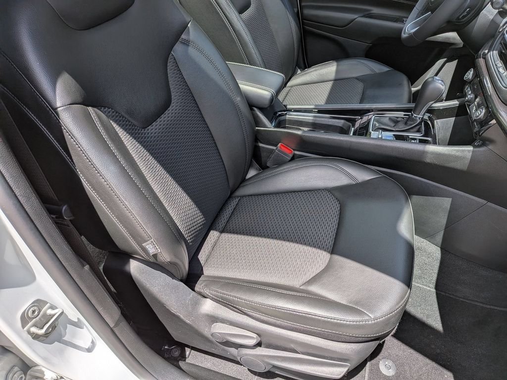Used 2022 White Jeep Latitude image 27