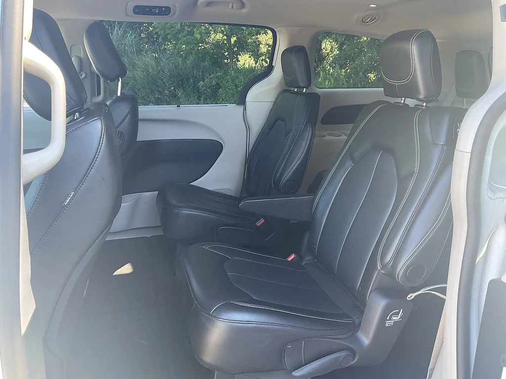 Used 2024 Bright White Clear Coat Chrysler Touring L image 9