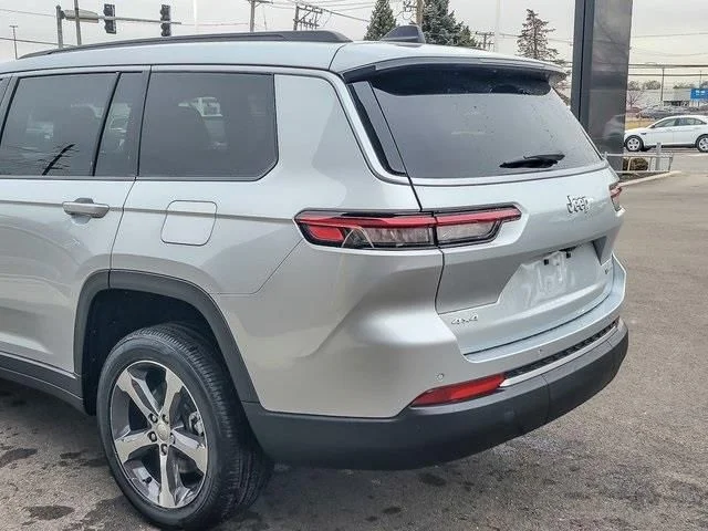 New 2026 Silver Zynith Exterior Paint Jeep Limited image 6