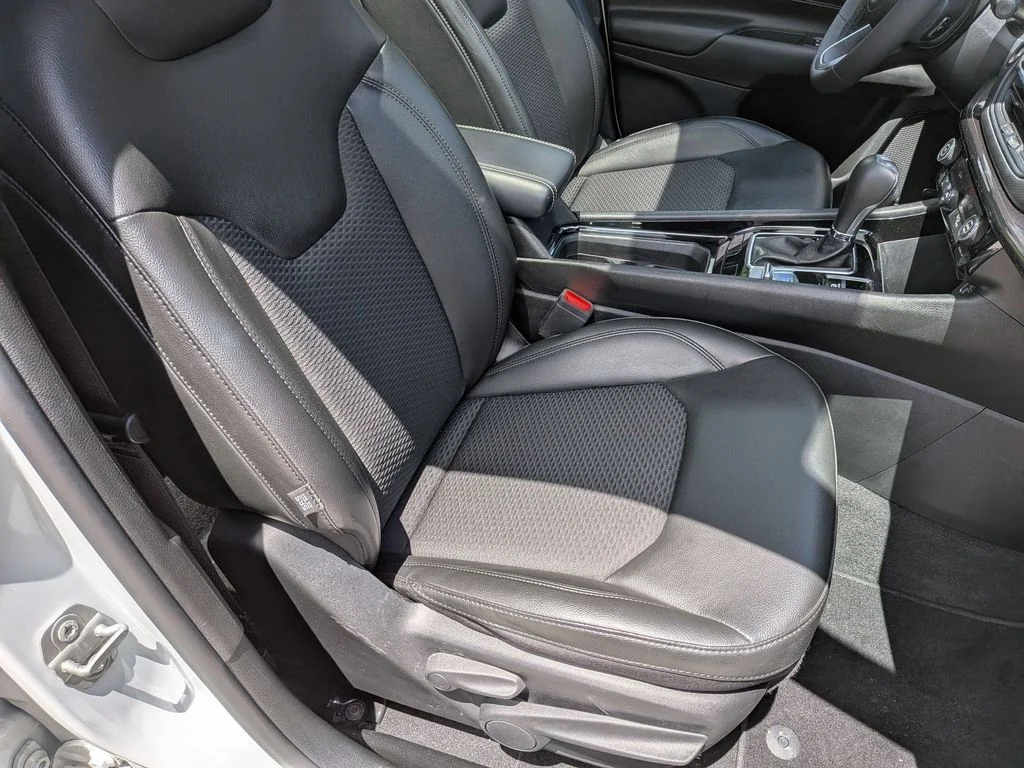 Used 2022 White Jeep Latitude image 27
