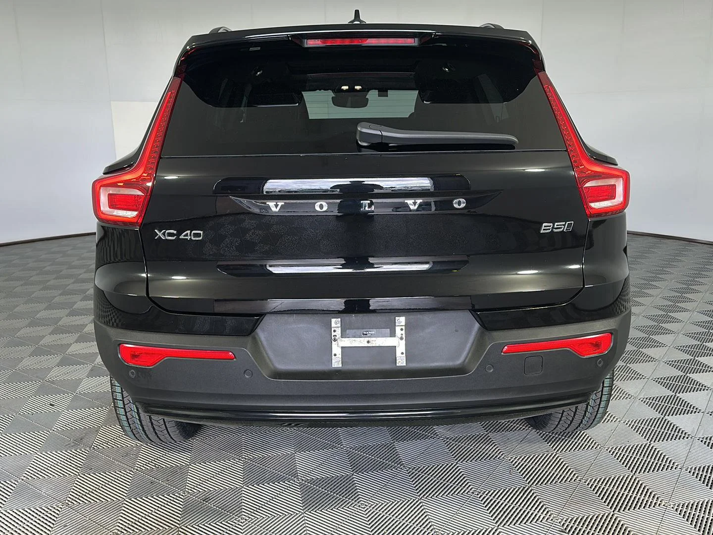 Used 2024 Onyx Black Metallic Volvo Plus Dark Theme image 6