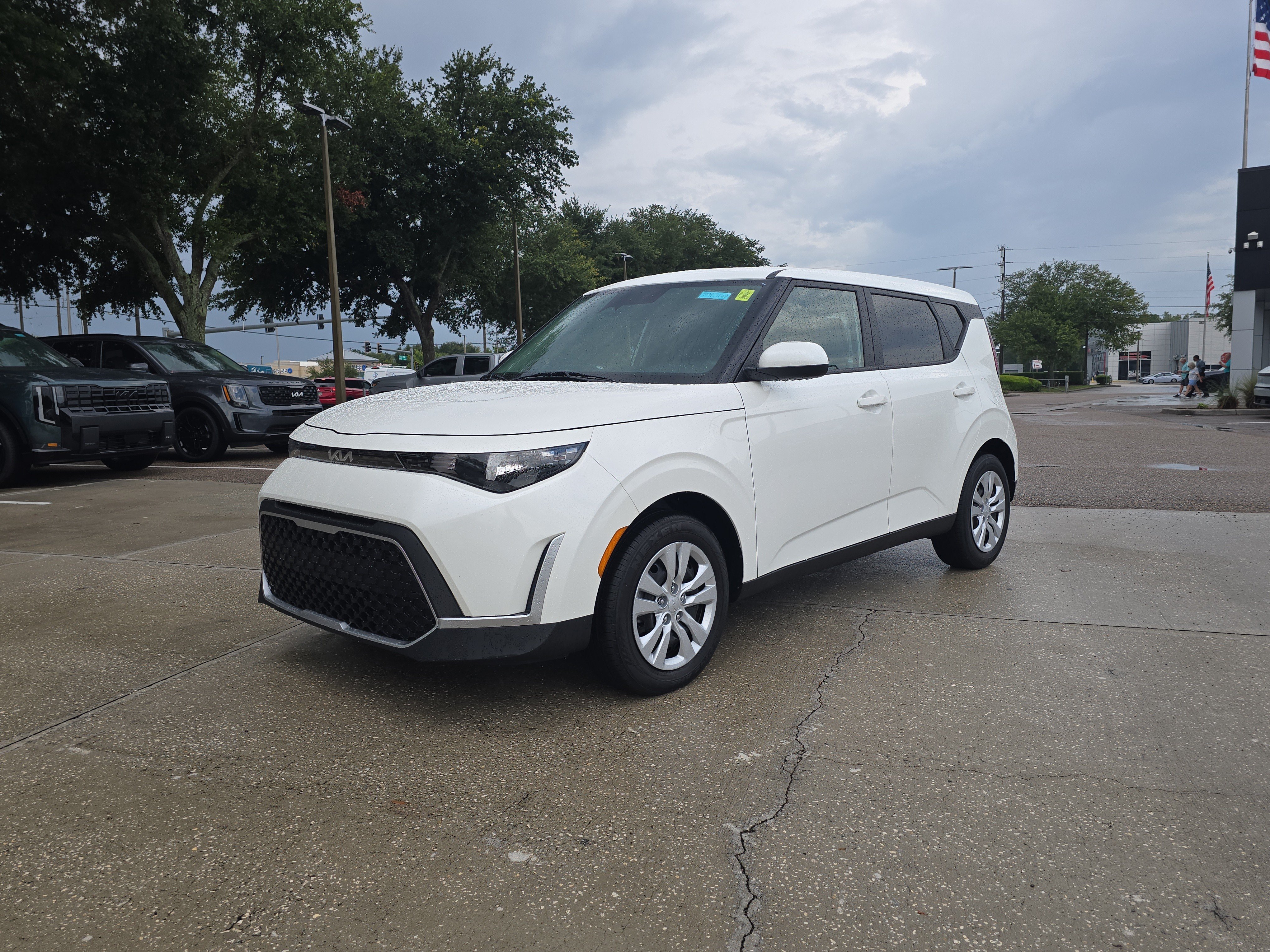 Certified Used 2025 Snow White Pearl Kia LX image 4