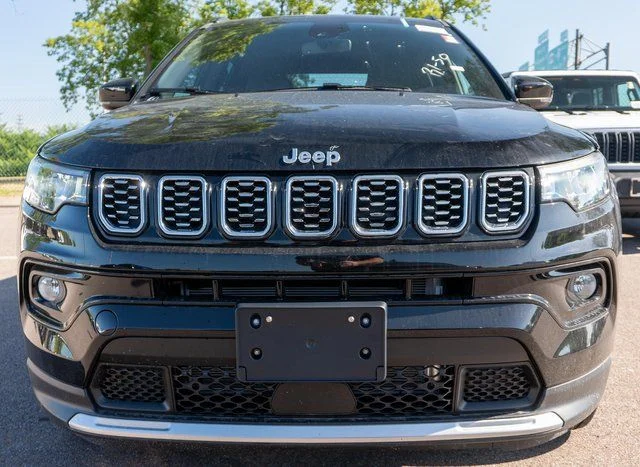 New 2026 Diamond Black Crystal Pearl-Coat Exterior Paint Jeep Limited image 3