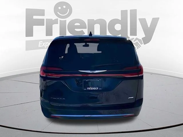 New 2026 Diamond Black Crystal Pearl-Coat Exterior Paint Chrysler Select image 6