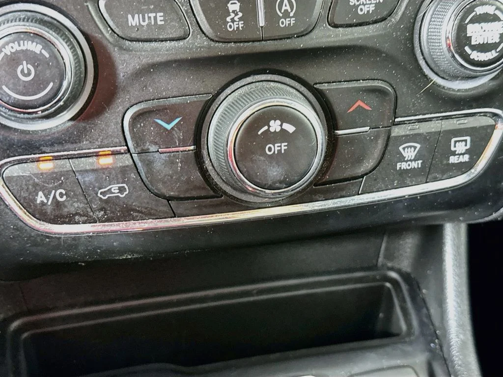 Used 2020 White Jeep Latitude Plus image 18