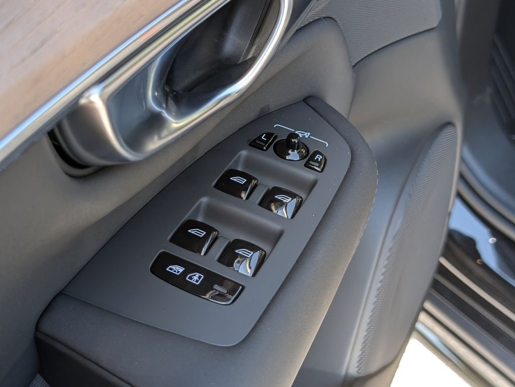 2026 Volvo XC90 Plus - Photo 16