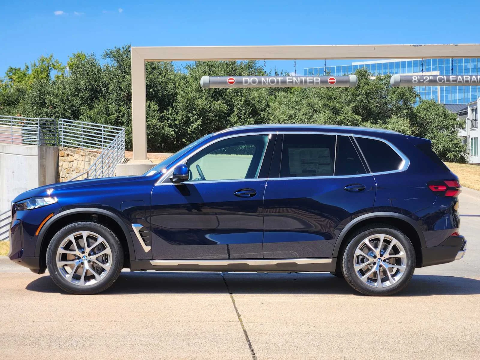 New 2026 Tanzanite Blue II Metallic BMW xDrive50e image 2