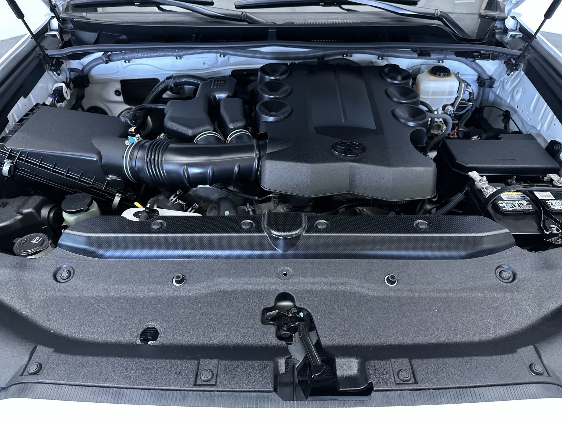 Used 2016 Super White Toyota SR5 image 27