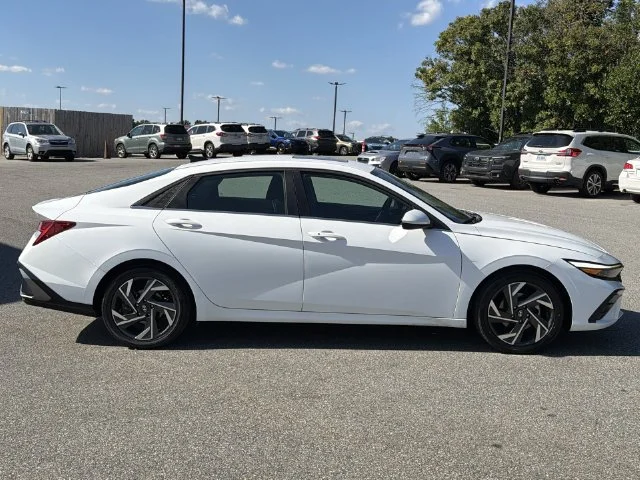 Used 2025 White Hyundai SEL Convenience image 14