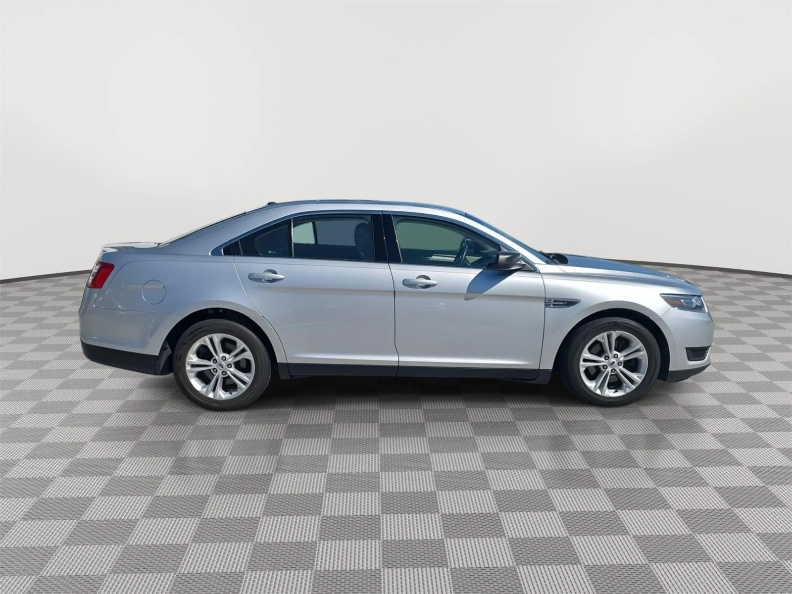 Used 2018  Ford SE FWD image 5