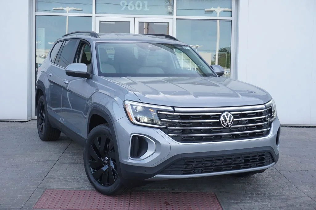 New 2026 Silver Volkswagen SE w/Technology image 5