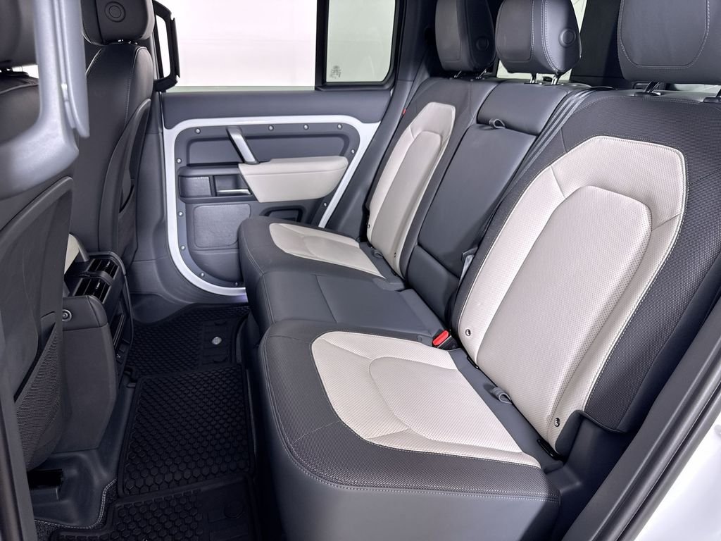Used 2023 White Land Rover X-Dynamic SE image 20