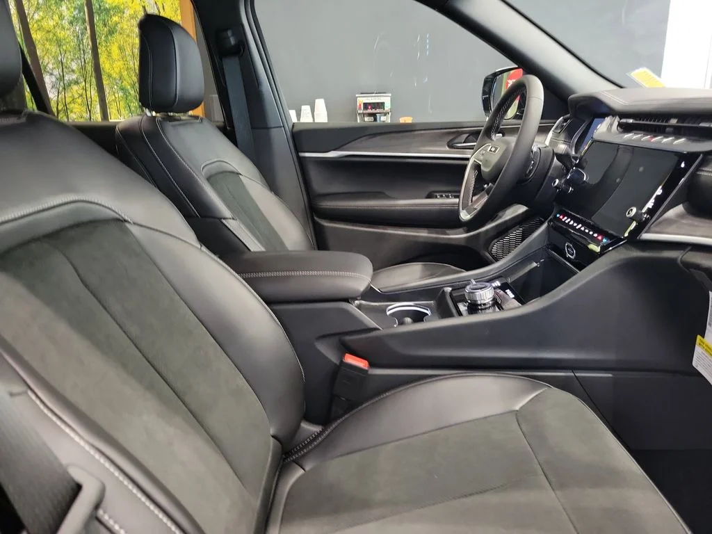 New 2026 Baltic Gray Metallic Clear-Coat Exterior Paint Jeep Altitude image 34