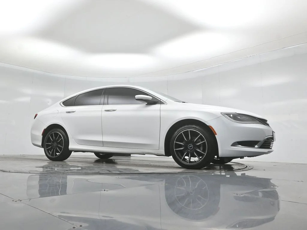 Used 2015 White Chrysler Limited image 3
