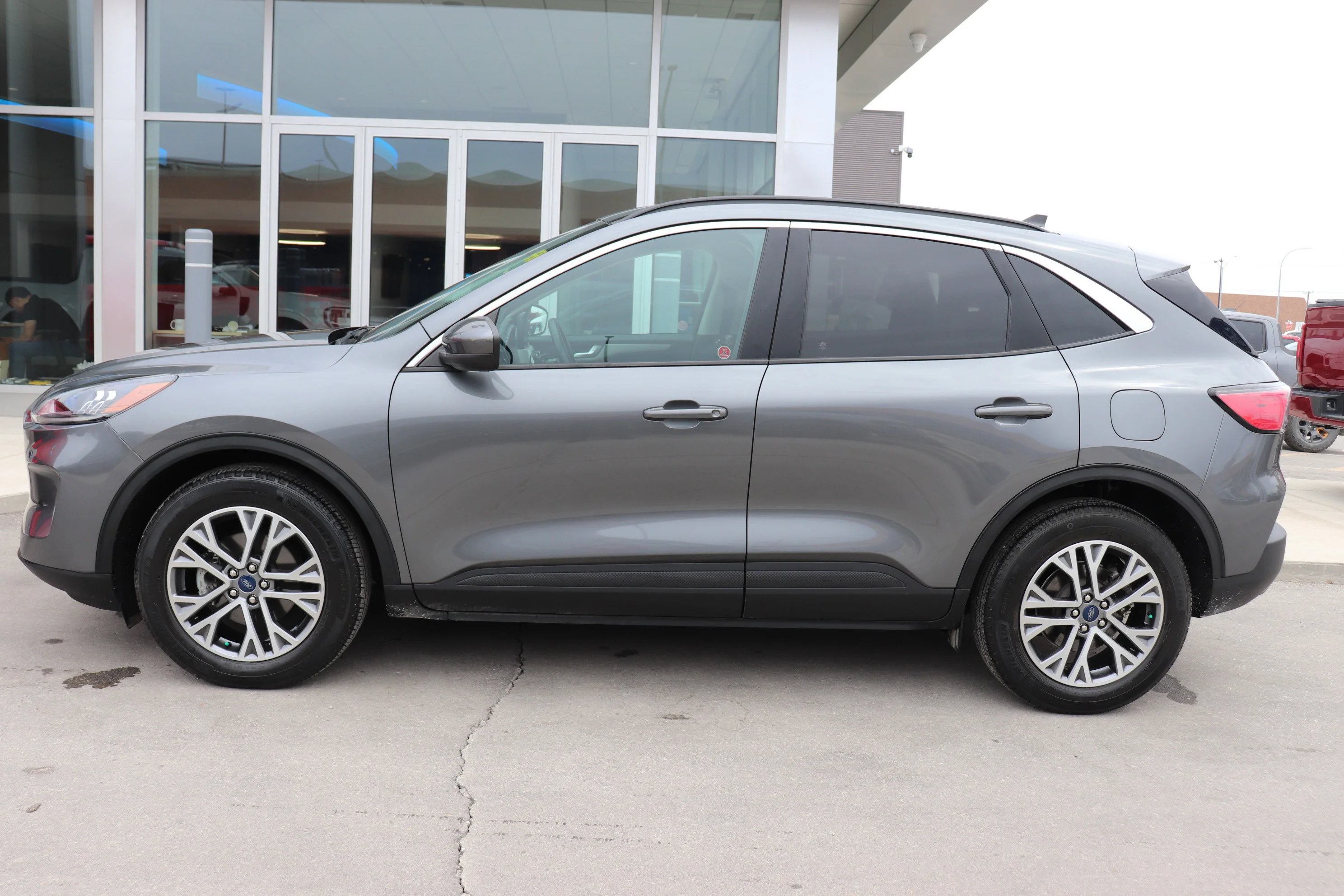 Used 2022 Gray Ford SEL AWD image 3