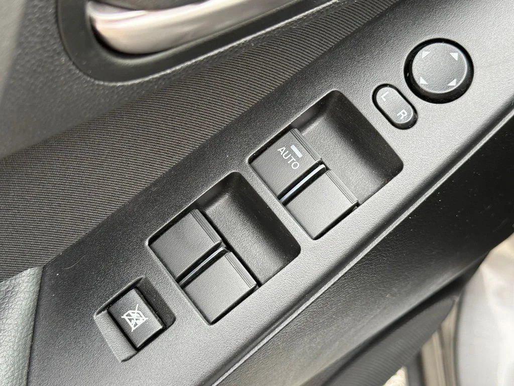 Used 2013  Mazda i Touring image 15