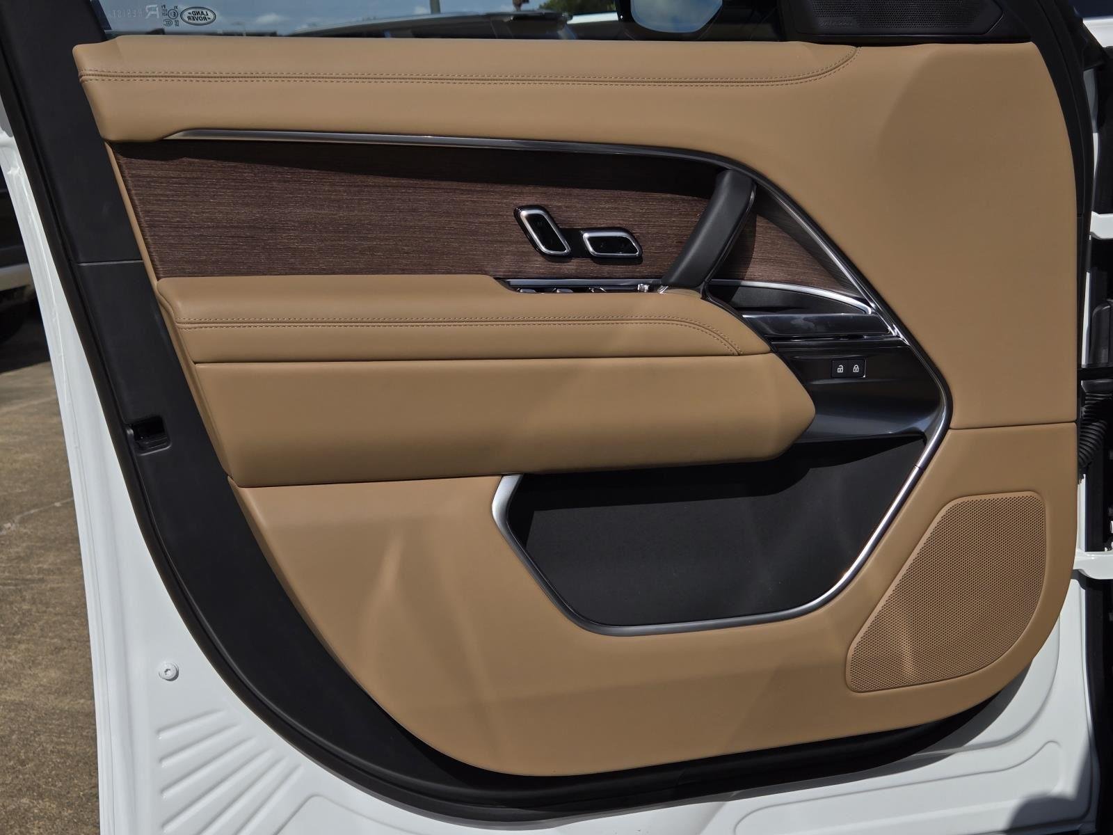 New 2025 Fuji White Land Rover SE image 24