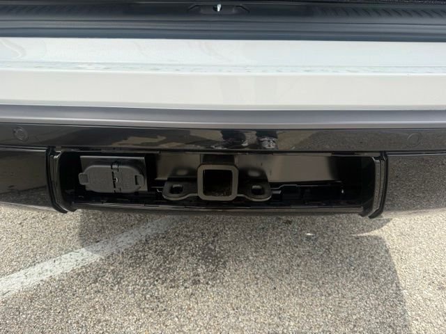 New 2026 Bright White Clear-Coat Exterior Paint Jeep  image 30
