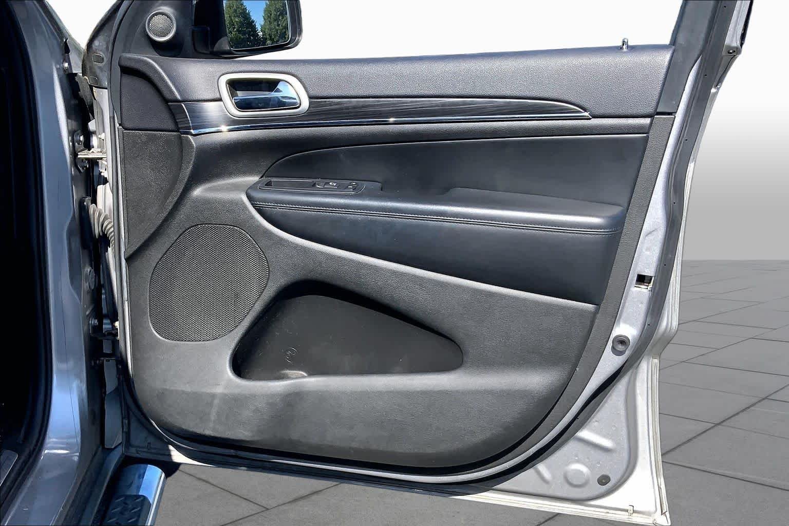Used 2019 Billet Silver Metallic Clear Coat Jeep Limited image 23