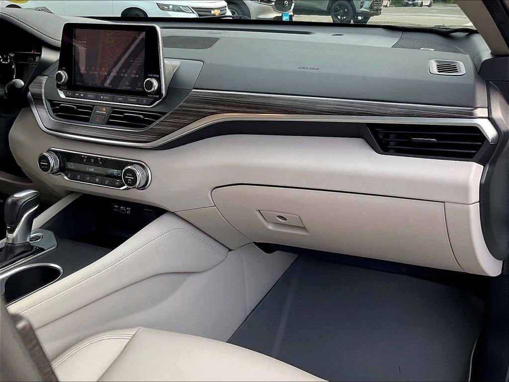 Used 2019 White Nissan 2.5 SL image 13