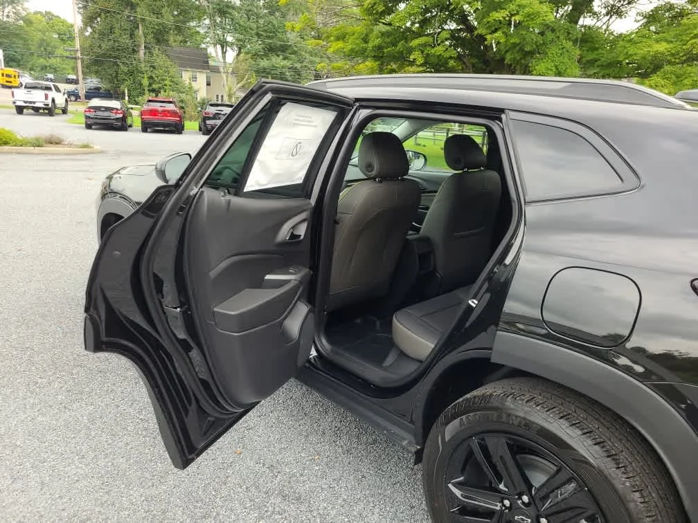 New 2026 Mosaic Black Metallic Chevrolet ACTIV image 9