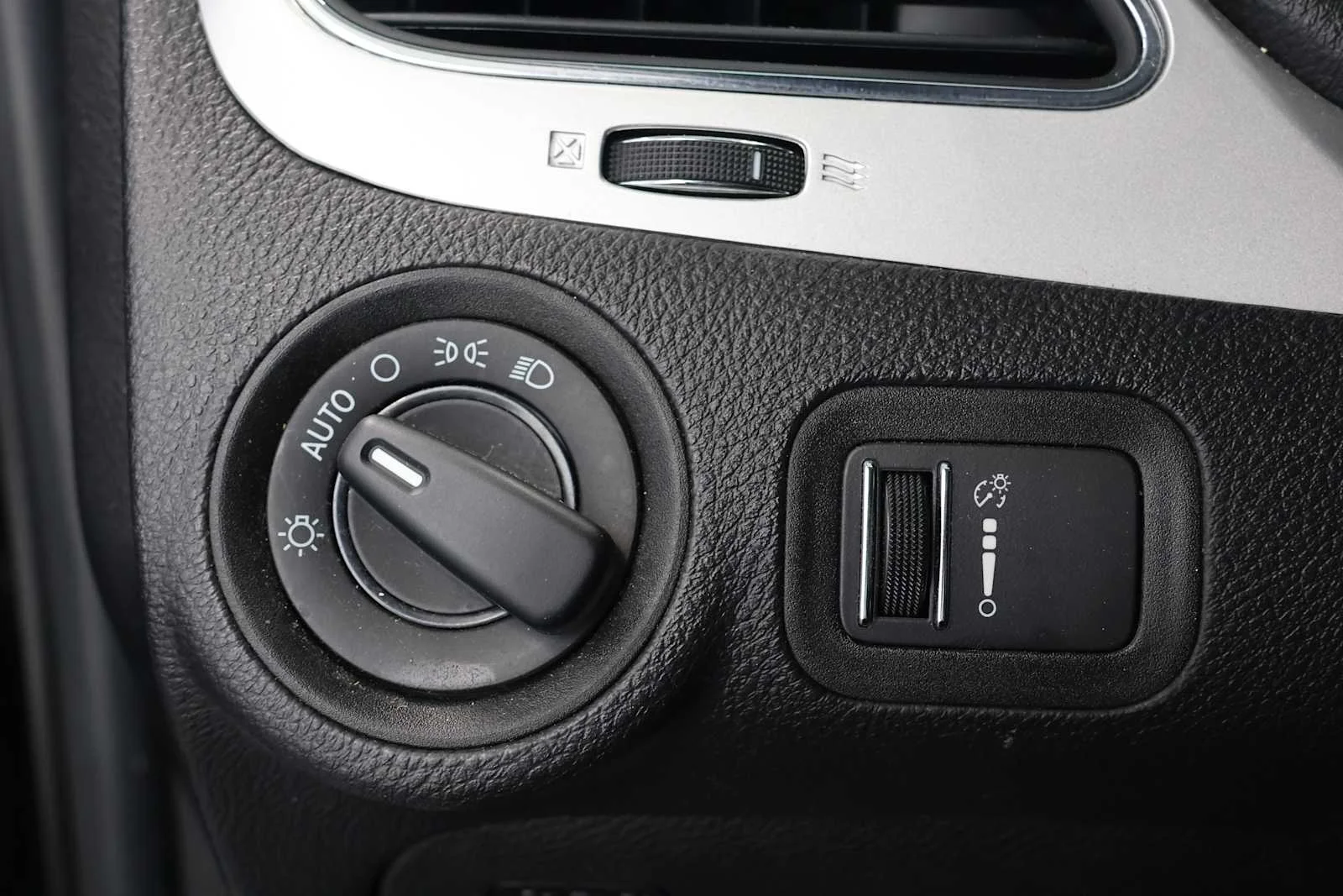 Used 2020 Pitch Black Clearcoat Dodge SE Value image 21