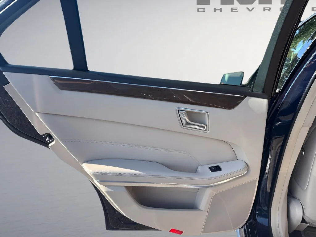 Used 2014  Mercedes-Benz E 350 Luxury image 28