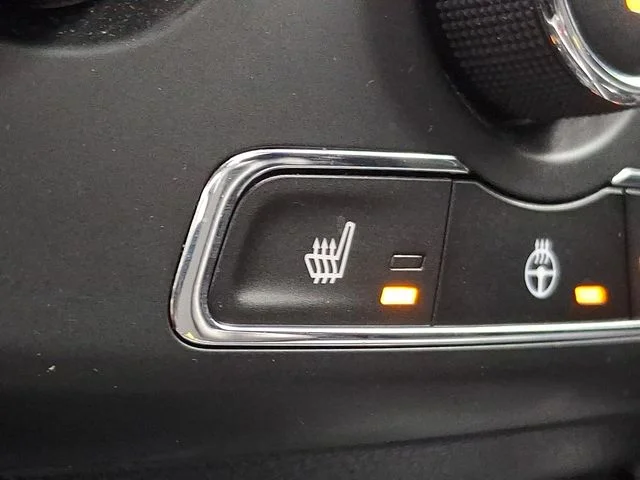 Used 2018 Silver Jeep Latitude image 25