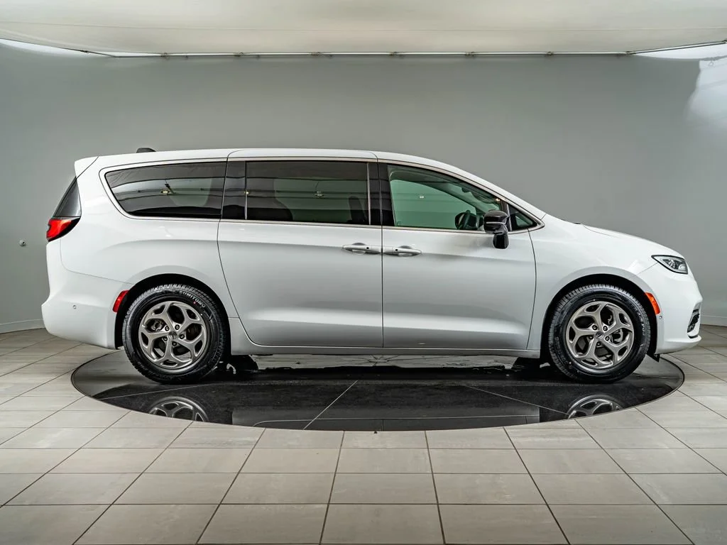 Used 2024 Bright White Clearcoat Chrysler Limited image 4